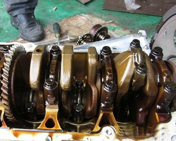 油泥过多的发动机图 汽车养护品-爱德林&MOC 油泥过多的发动机图 汽车养护品-爱德林&MOC