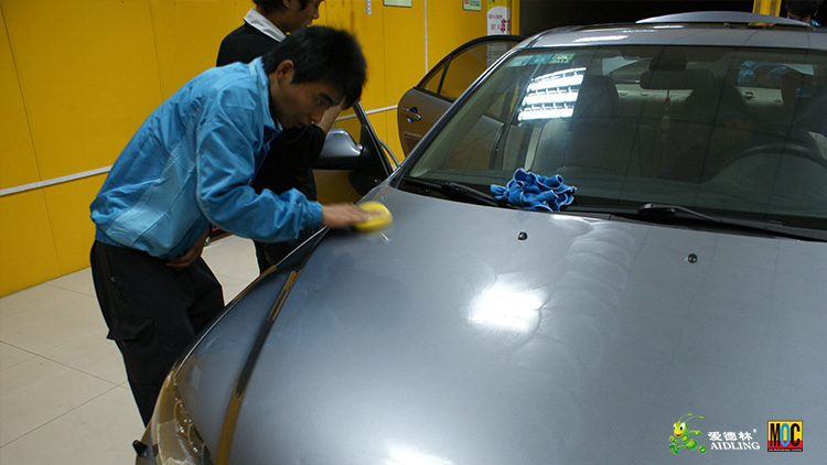 汽车美容用品爱德林&MOC的美容技工正在给汽车打蜡