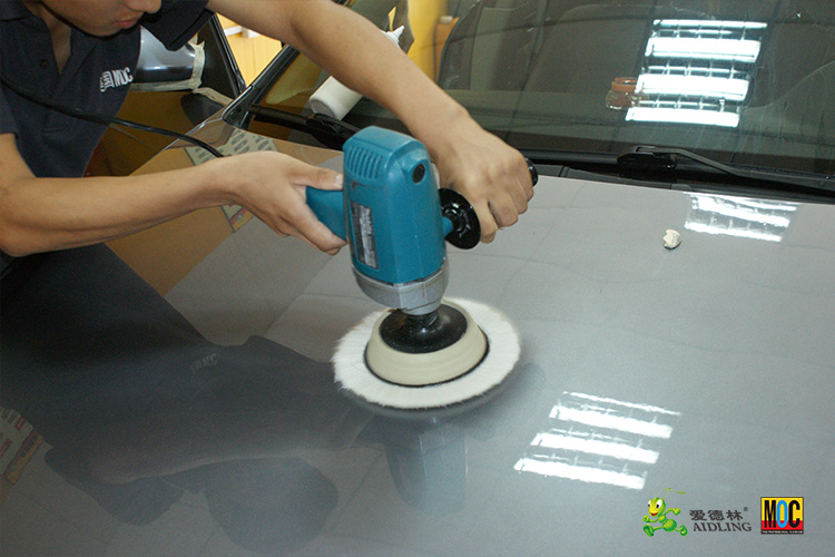 汽车美容用品爱德林&MOC的美容技工正在给汽车封釉