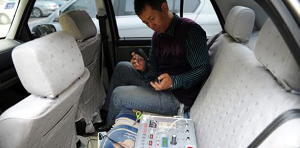 美国爱德林&MOC技术人员在对车内甲醛进行检测